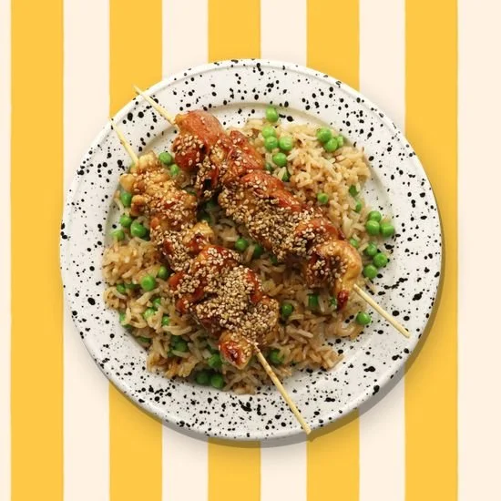 Brochettes teriyaki avec riz sauté, un plat savoureux et équilibré.