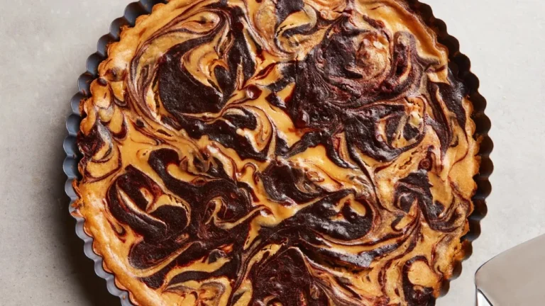 Brownie salé au fromage garni de morceaux de fromage fondu et d'herbes