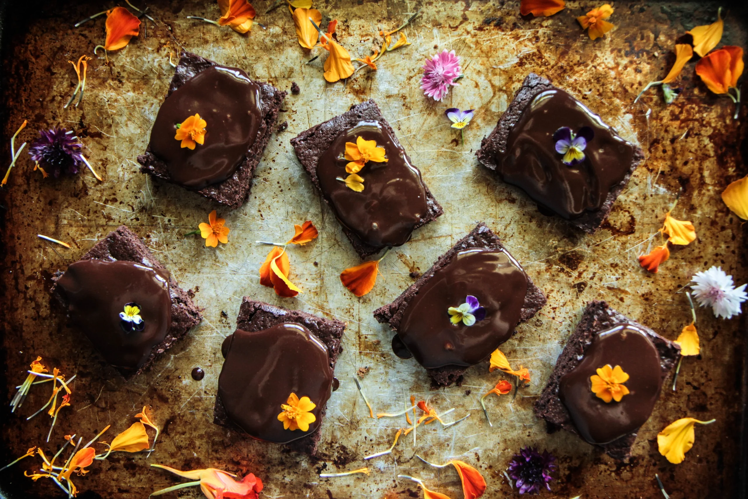 Brownies moelleux à l'huile d'olive et courgette présentés sur une assiette