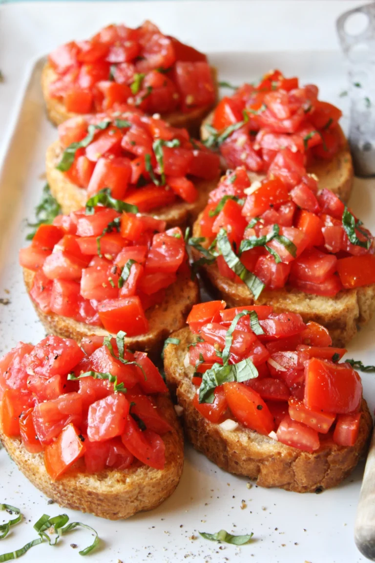 Bruschetta parfaite garnie de tomates fraîches et de basilic