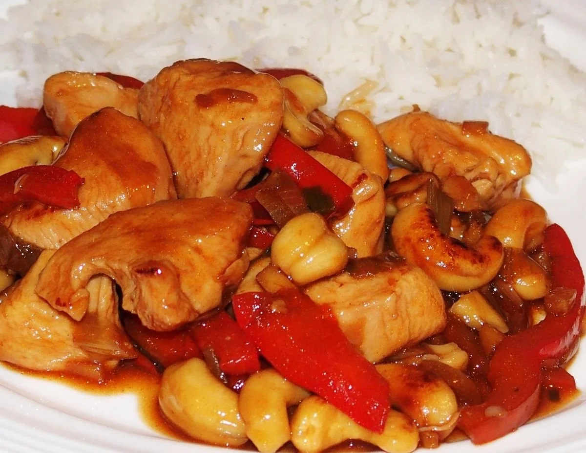Poulet caramélisé aux noix de cajou sur une assiette