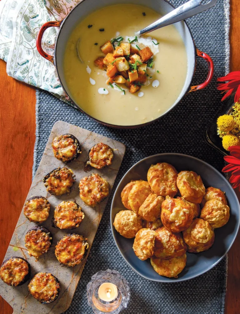 Champignons farcis garnis d'ingrédients savoureux et présentés dans un plat appétissant.