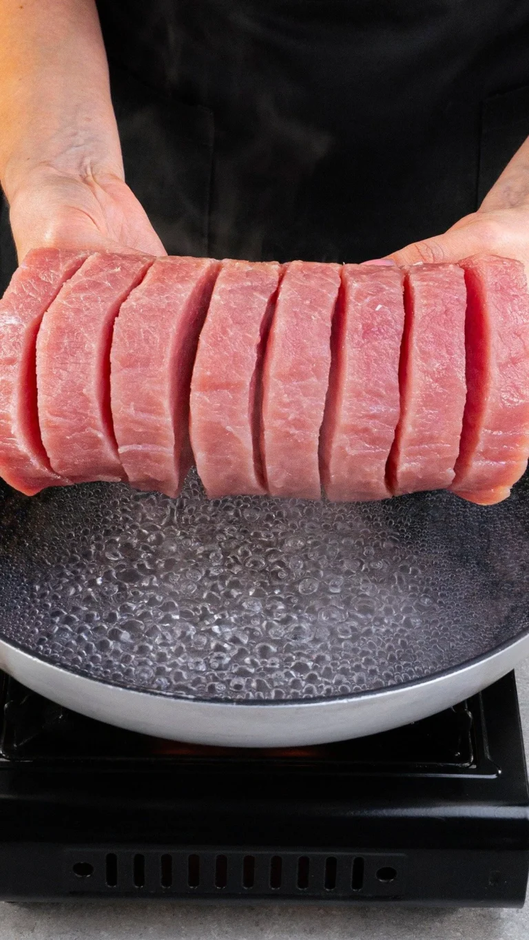 Côte de porc cuisinée avec des champignons et de la mozzarella savoureuse