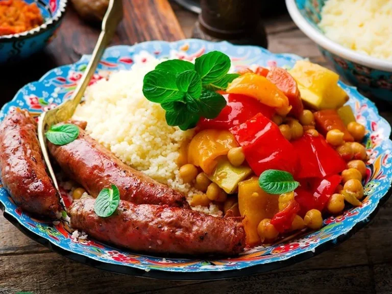Assiette de couscous aux merguez, plat savoureux et traditionnel.