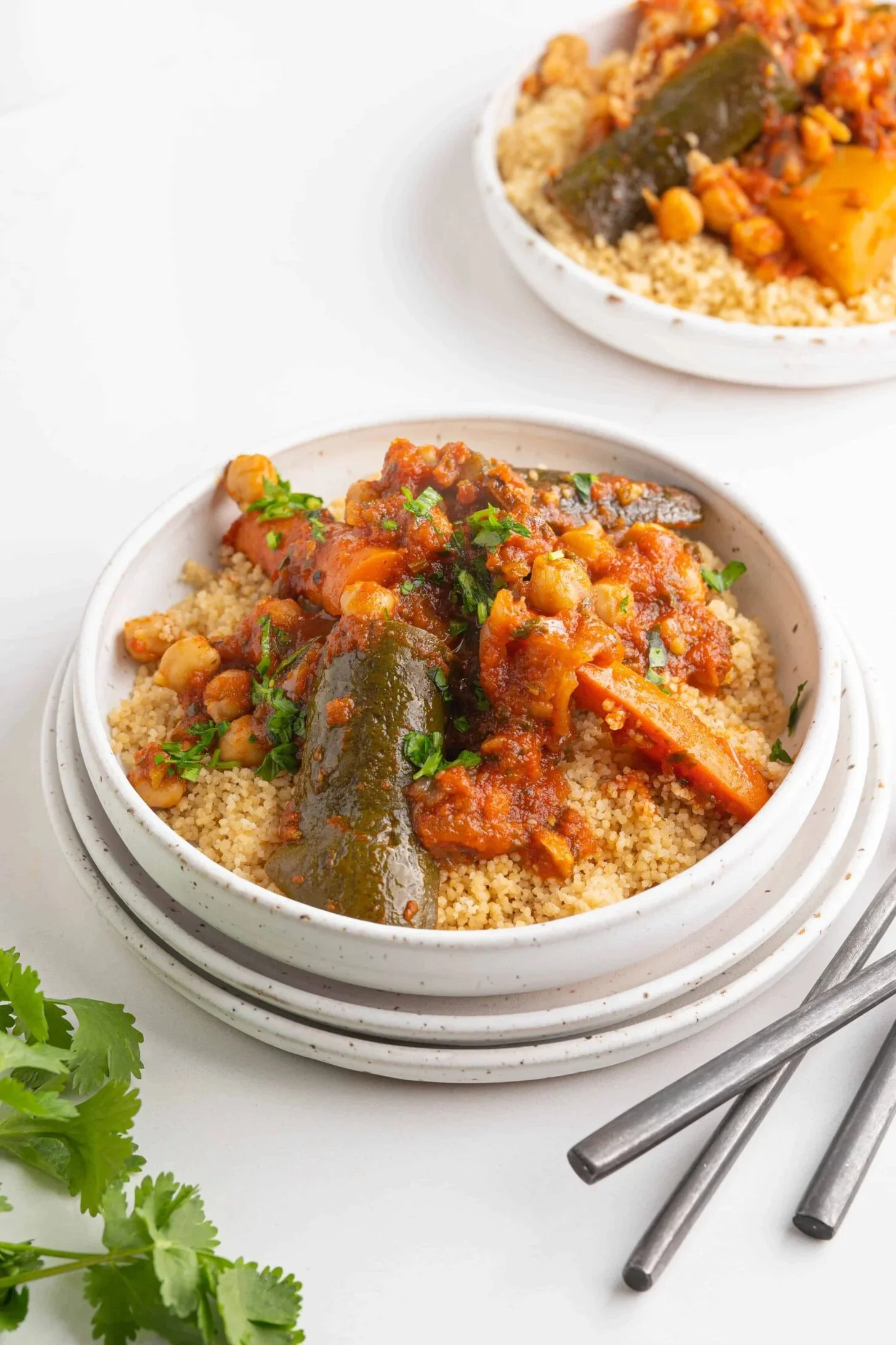 Couscous marocain authentique avec de l'agneau, un plat délicieux et traditionnel.
