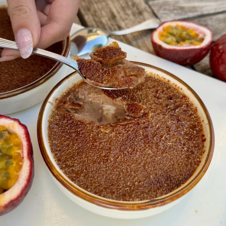 Crème brûlée au chocolat au lait, dessert crémeux et savoureux