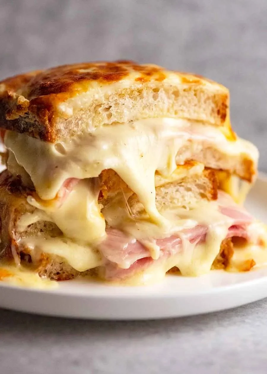 Un délicieux Croque Monsieur avec fromage et jambon sur une assiette