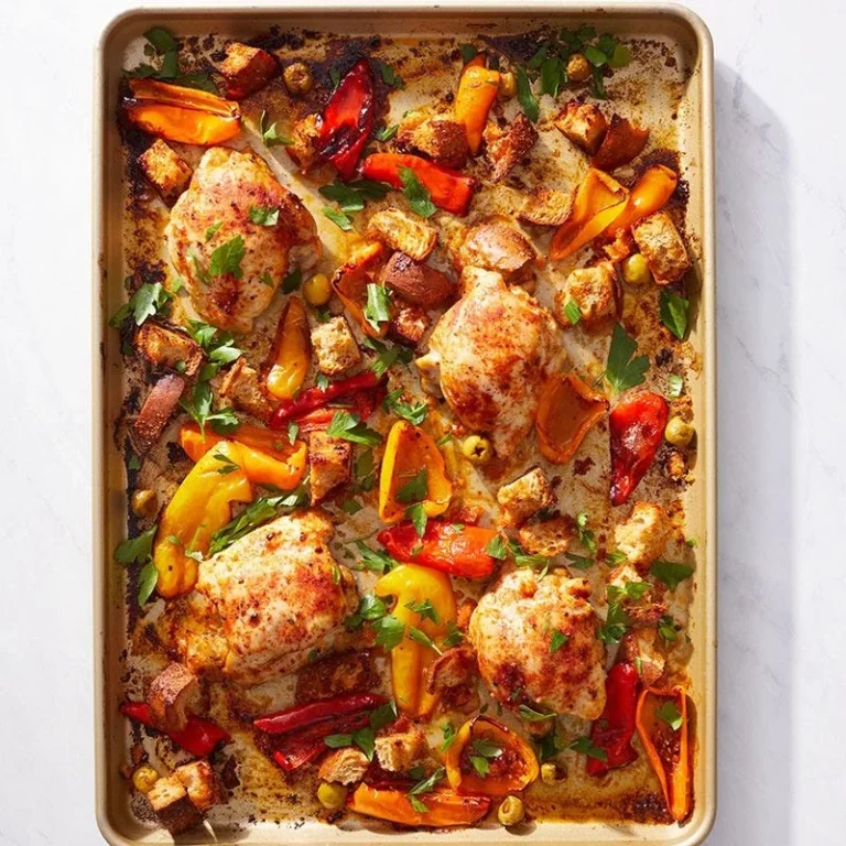 Cuisses de poulet rôties avec poivrons et olives dans un plat