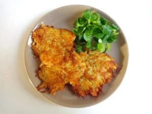 Galettes de pommes de terre dorées et croustillantes sur une assiette