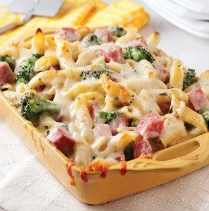 Gratin de pâte aux brocolis, plat savoureux et réconfortant.