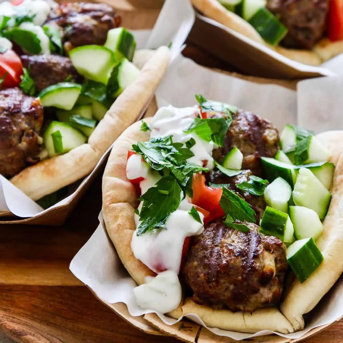 Gyros d'agneau avec sauce tzatziki grecque, un plat savoureux et authentique