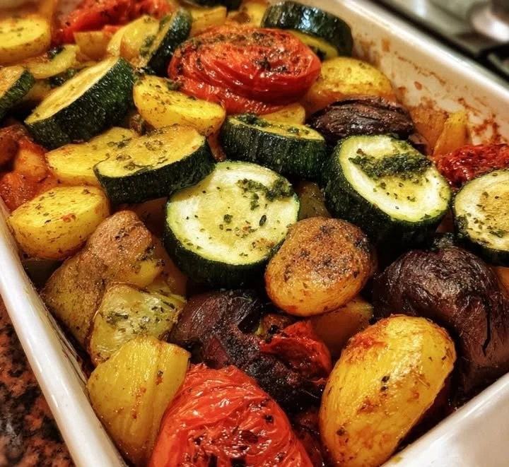 Plat de briam, un délicieux mélange de légumes méditerranéens cuits au four