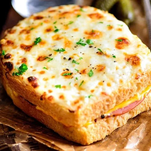Mini Croque Monsieur aux Truffes, délicieuse bouchée gourmande française.