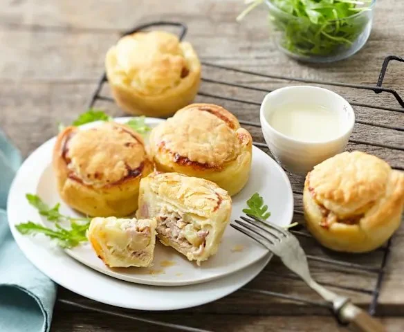 Mini-feuilletés d'andouille et pomme, sauce au camembert