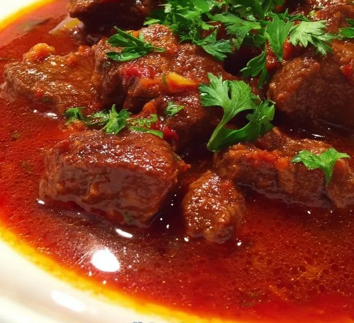 Plat de Moschari Kokkinisto, viande de boeuf braisée à la sauce tomate