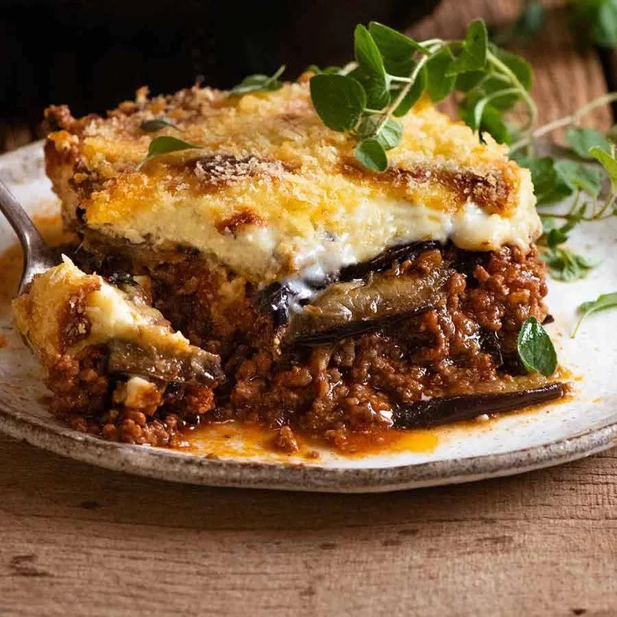 Moussaka : lasagne grecque aux aubergines garnie de viande et béchamel crémeuse