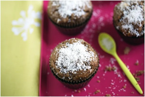 Muffins à la banane et à la noix de coco, décoration gourmande sur une assiette