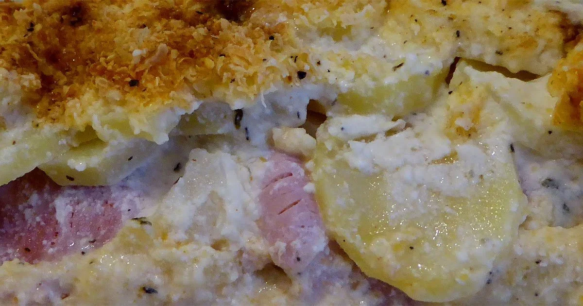 Pommes de terre au gratin avec fromage de chèvre et jambon