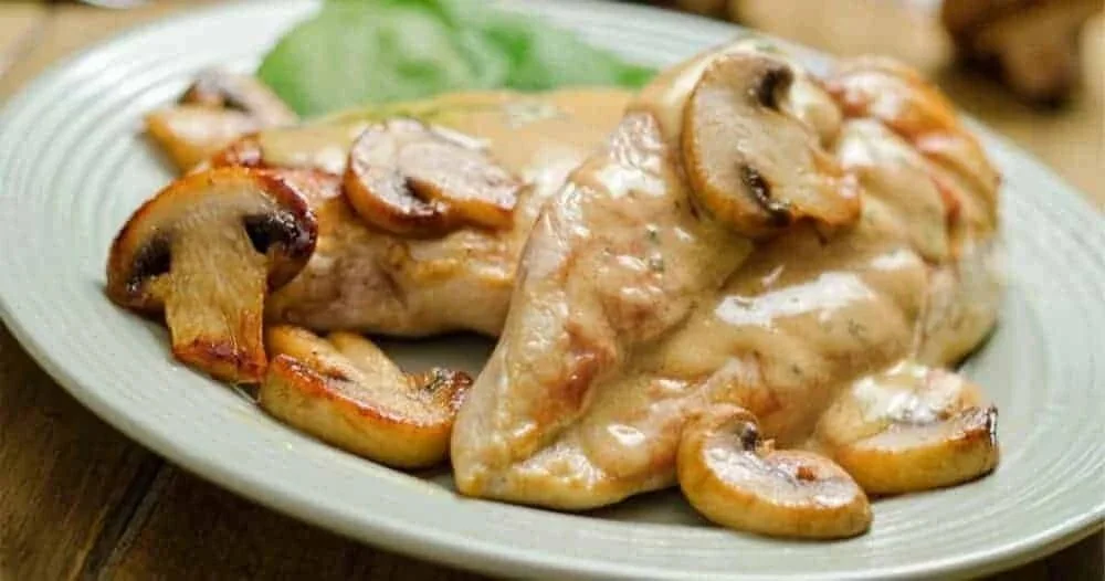 Recette de poulet aux champignons savoureux avec une sauce crémeuse