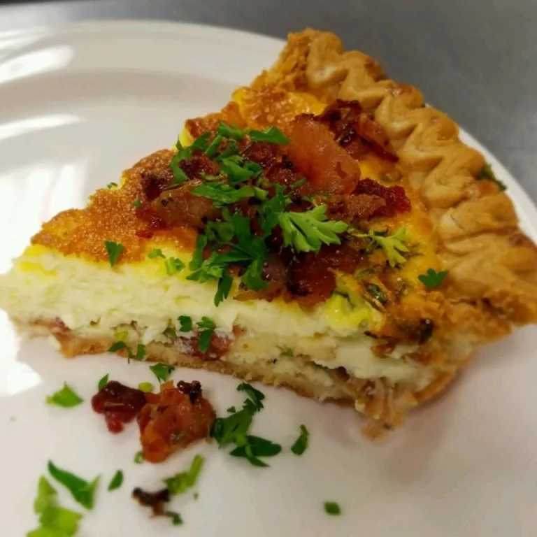 Quiche Lorraine dorée, une spécialité culinaire française savoureuse