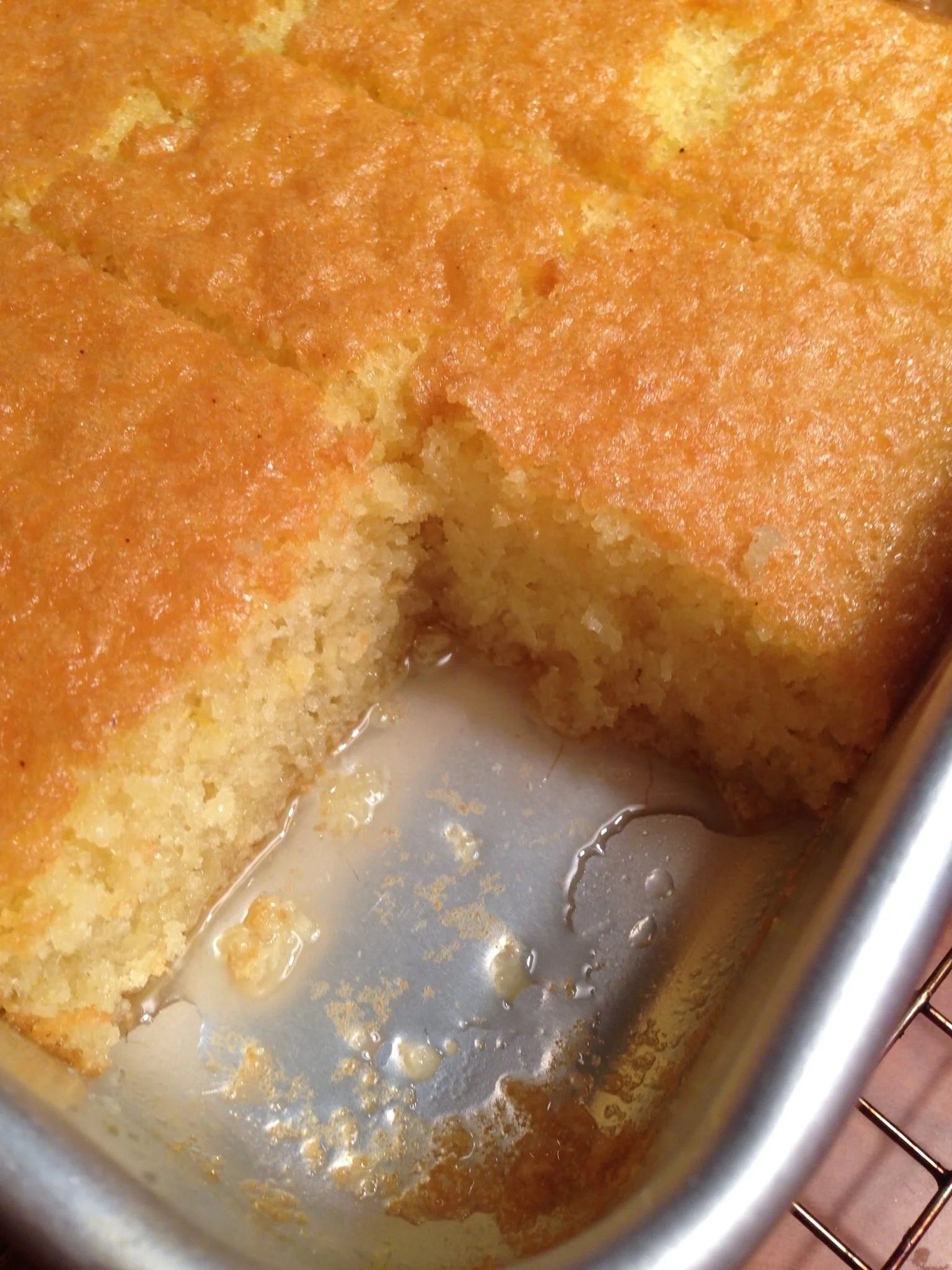 Revani, gâteau de semoule grec, servi avec un sirop sucré et des amandes grillées.