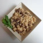 Assiette de risotto aux morilles préparée avec soin et garnie de champignons.