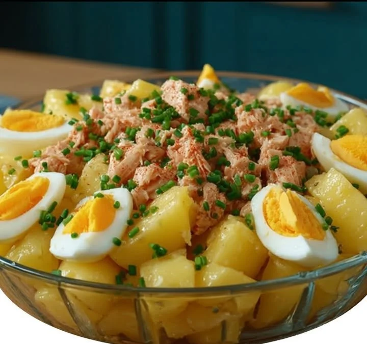 Salade de pommes de terre au thon et aux œufs frais, un plat savoureux et frais