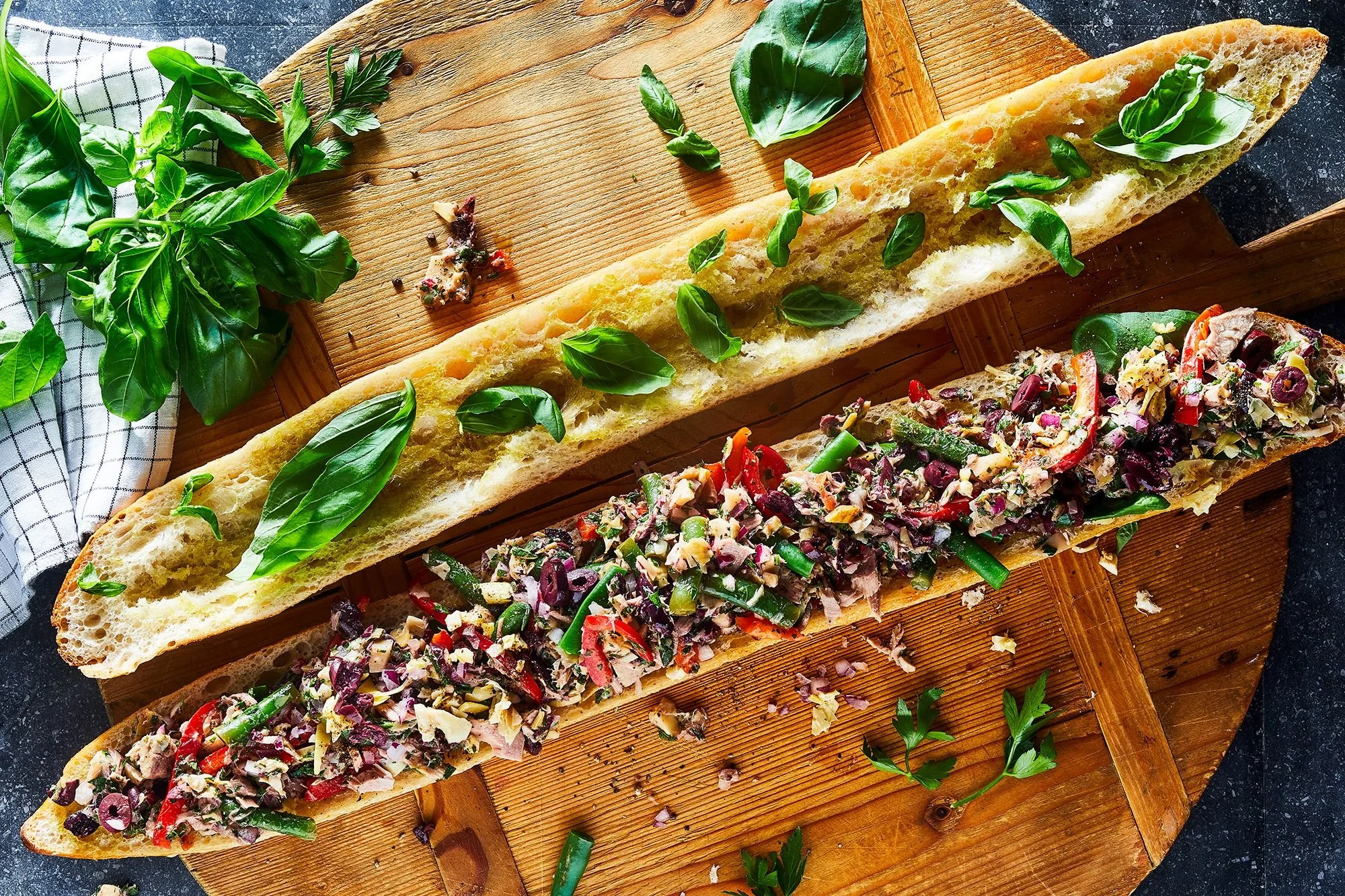 Salade niçoise au thon et olives, plat méditerranéen coloré et savoureux