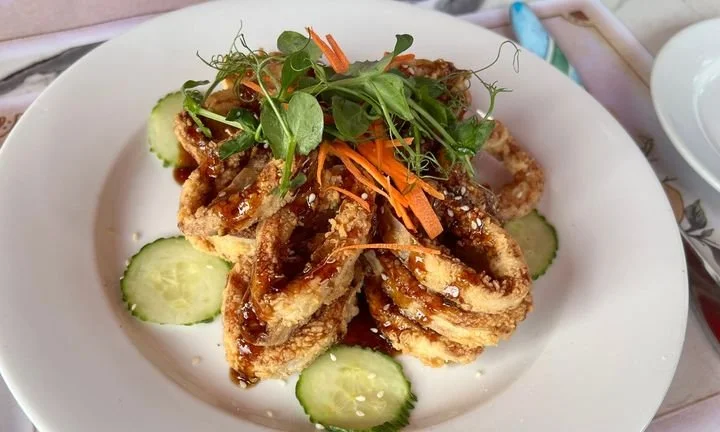 Salade niçoise aux calamars garnie de légumes frais et d'olives