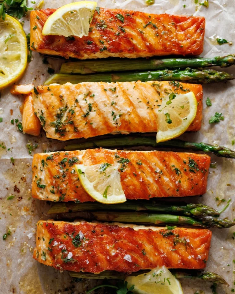 Saumon à l'ail et au beurre, un plat savoureux et facile à préparer.