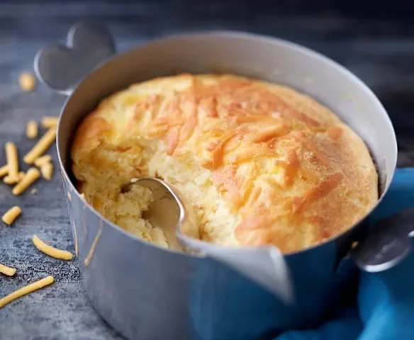 Soufflé de pommes de terre au cheddar dans un plat en céramique