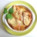 Soupe à l'oignon gratinée avec fromage fondu sur le dessus