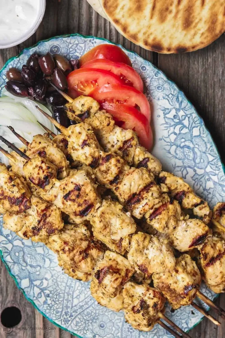 Souvlaki de poulet grec grillé avec légumes frais et sauce tzatziki