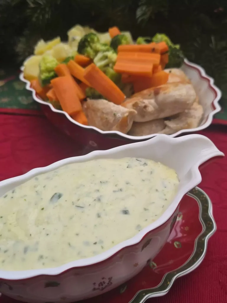 Suprême de volaille servi avec une sauce à l’estragon savoureuse