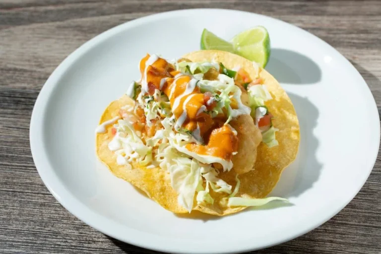 Tacos de poisson croustillants à la Baja avec garnitures fraîches et salsa