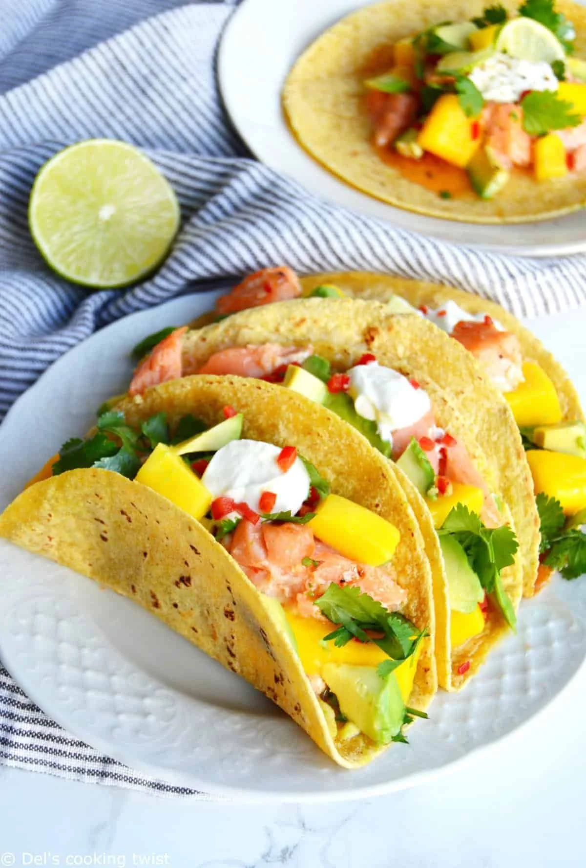 Tacos de saumon thaï avec salsa mangue-avocat, plat coloré et savoureux.