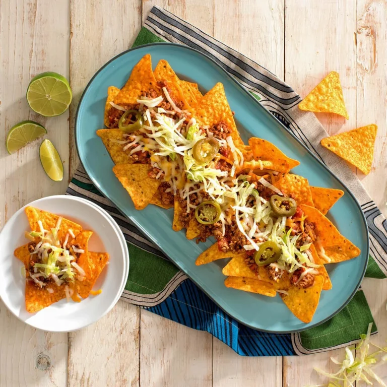 Tacos en couches avec Doritos® dégustés sur une table garnie de condiments