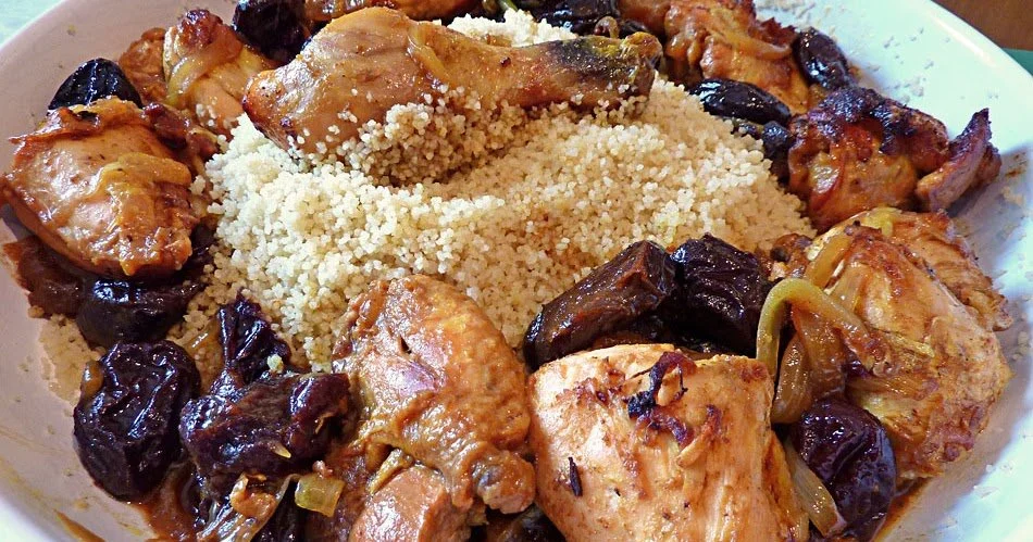Tajine de poulet aux oignons et pruneaux, un plat traditionnel marocain