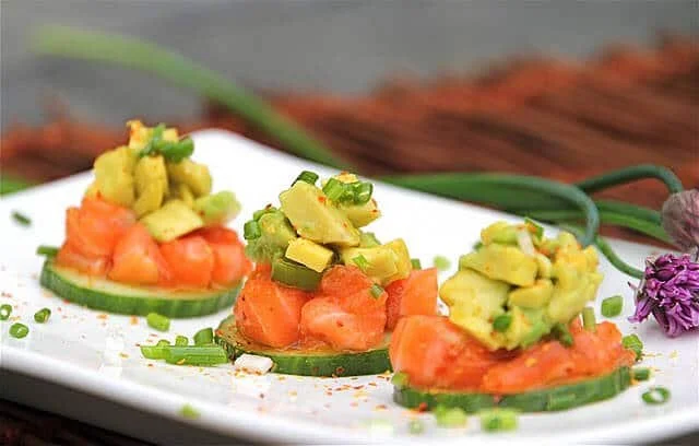 Tartare de saumon au sésame et à l'avocat, une entrée élégante et savoureuse