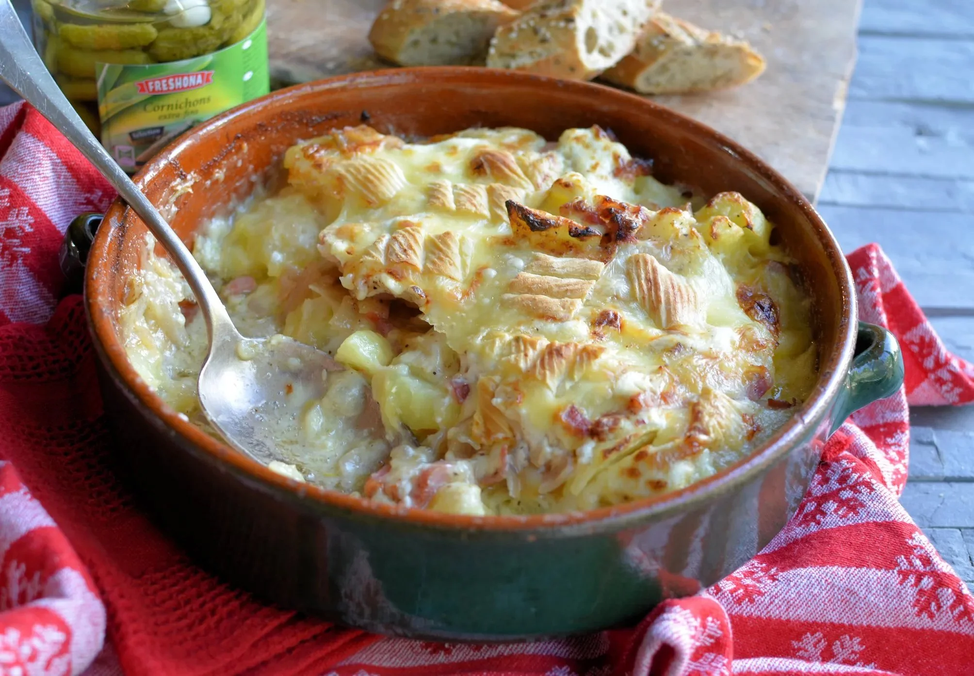 Tartiflette Savoyarde avec pommes de terre, fromage reblochon et lardons