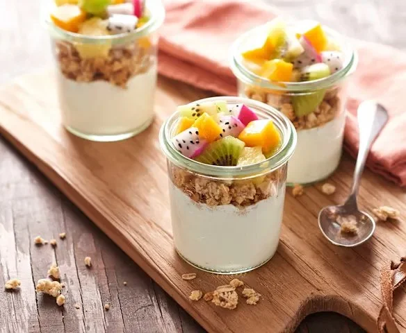 Verrines de mousse de citron garnies de fruits frais pour un dessert savoureux