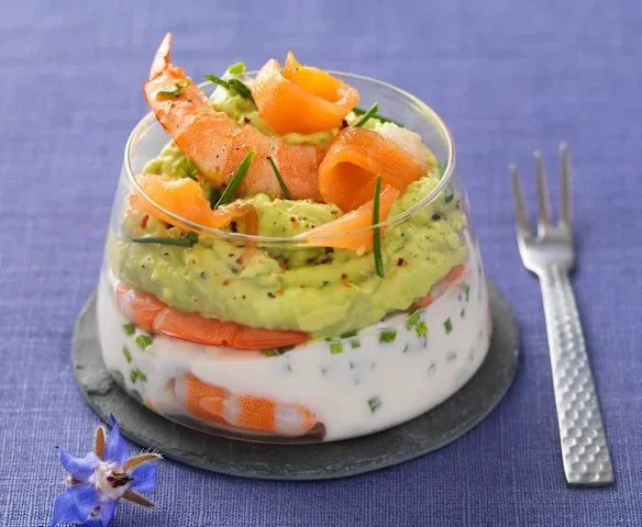 Verrines appétissantes de saumon fumé avec avocat, un plat raffiné.