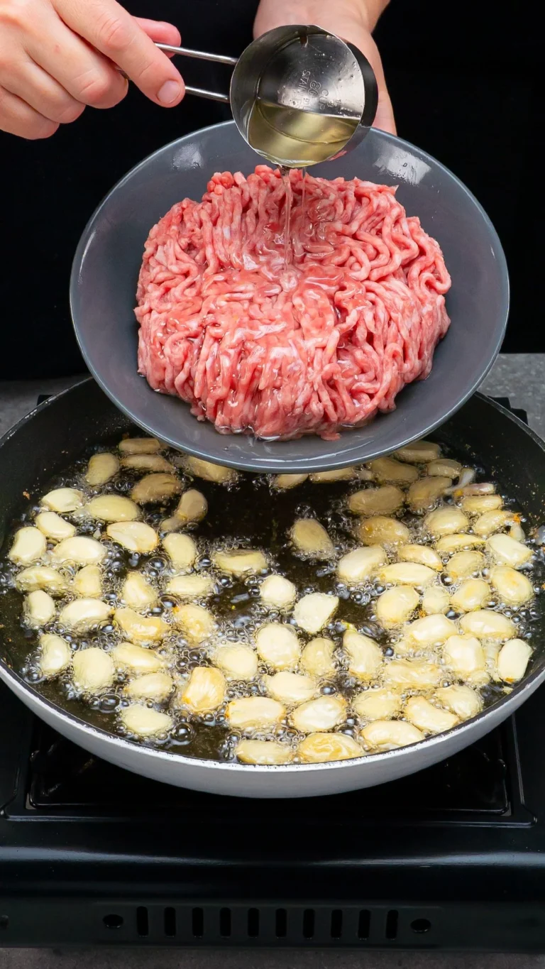Plat de viande hachée épicée avec des légumes colorés et savoureux