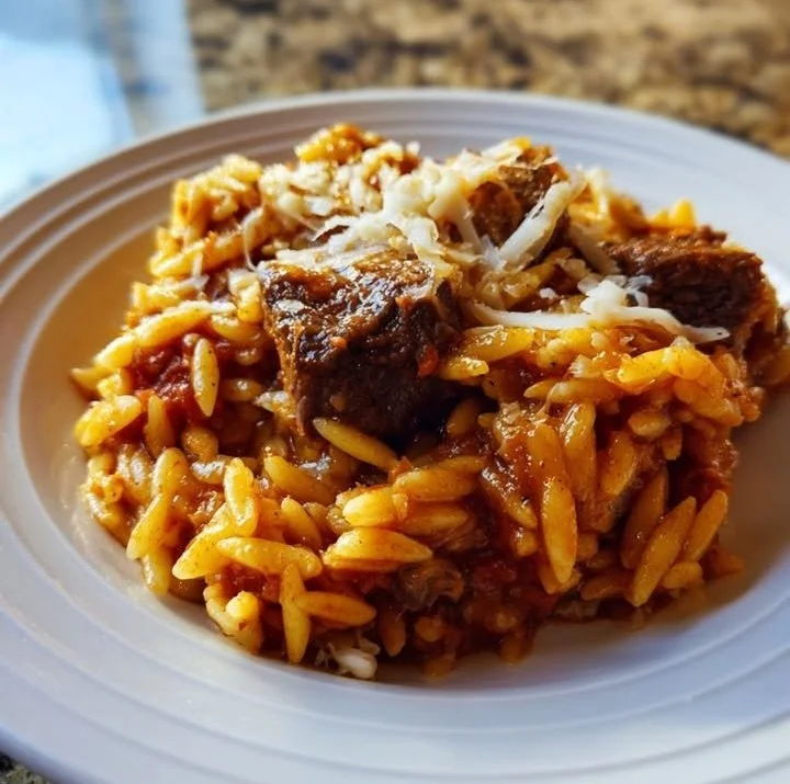 Recette de Youvetsi en français, délicieux plat grec avec viande et pâtes.