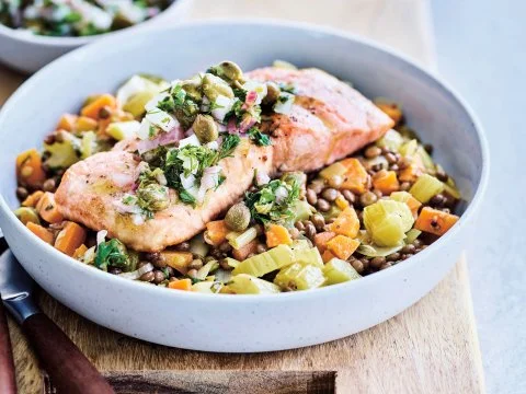 Salade de lentilles avec légumes colorés et frais dans un bol.