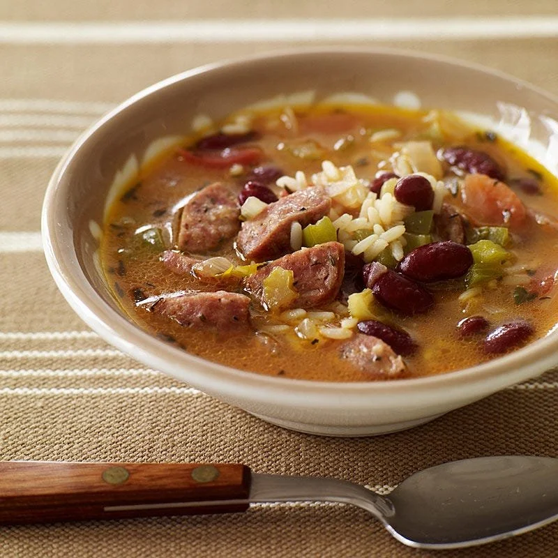 Bol de soupe aux haricots rouges avec saucisse et riz, plat réconfortant.
